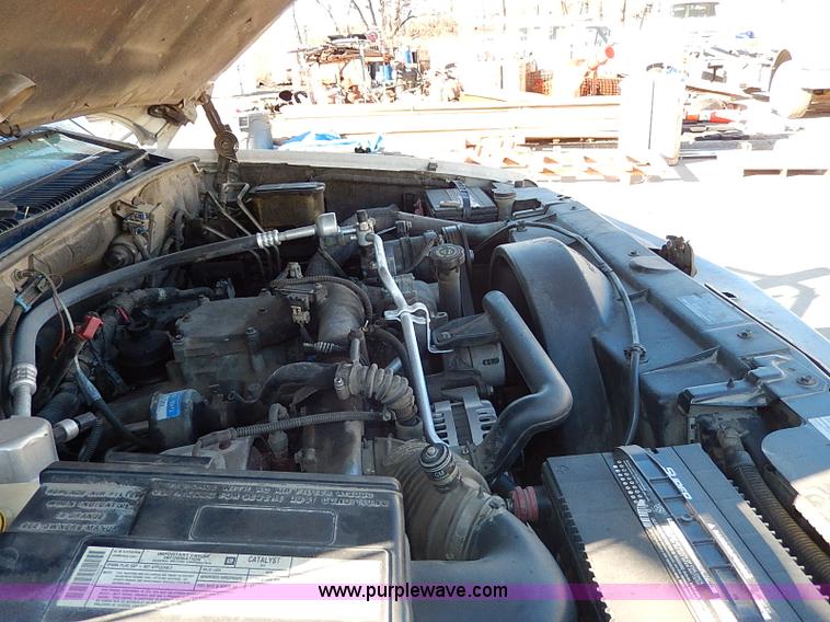 image for item H1278 2001 Chevrolet Silverado 3500 HD utility truck