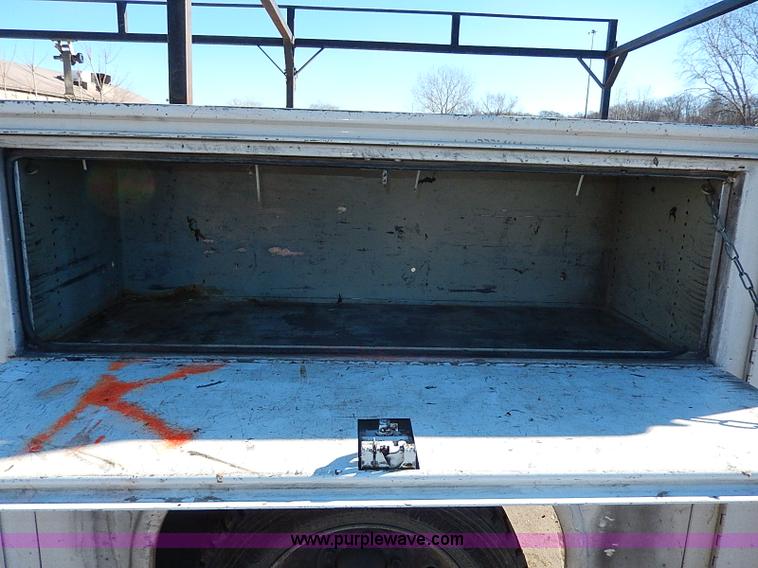 image for item H1278 2001 Chevrolet Silverado 3500 HD utility truck