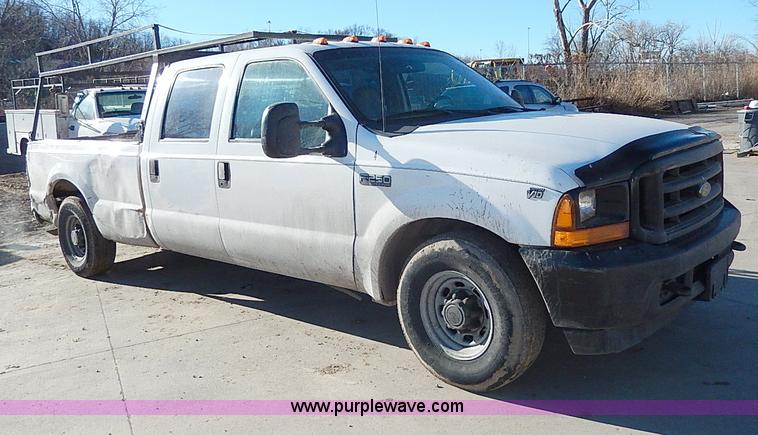 image for item H1279 2001 Ford F250 Super Duty Crew Cab pickup truck