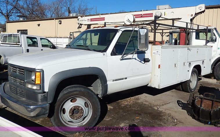 image for item H1282 2001 Chevrolet 3500 HD utility truck