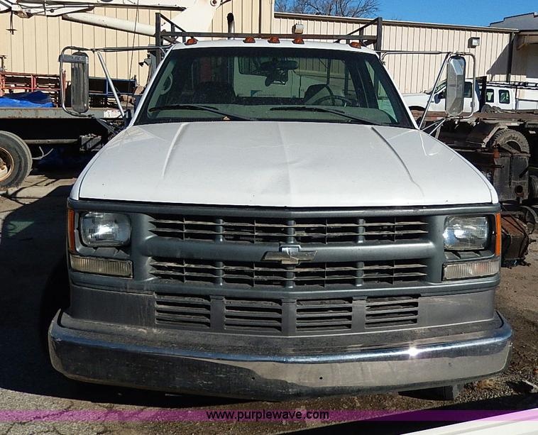 image for item H1282 2001 Chevrolet 3500 HD utility truck