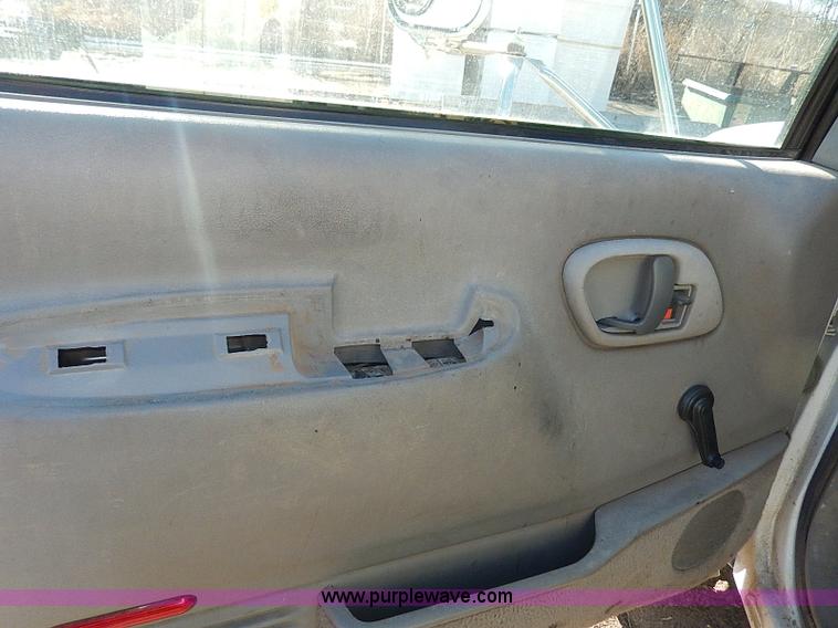 image for item H1282 2001 Chevrolet 3500 HD utility truck