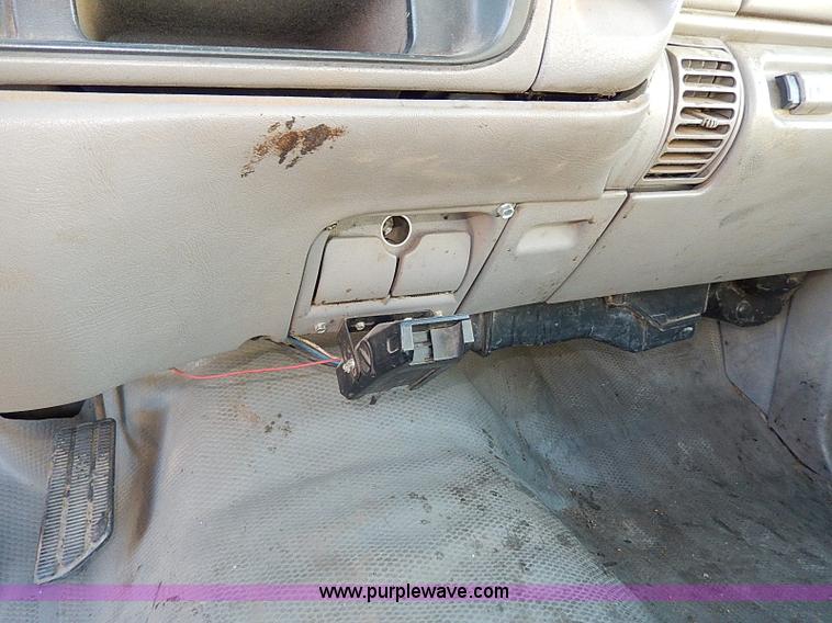 image for item H1282 2001 Chevrolet 3500 HD utility truck