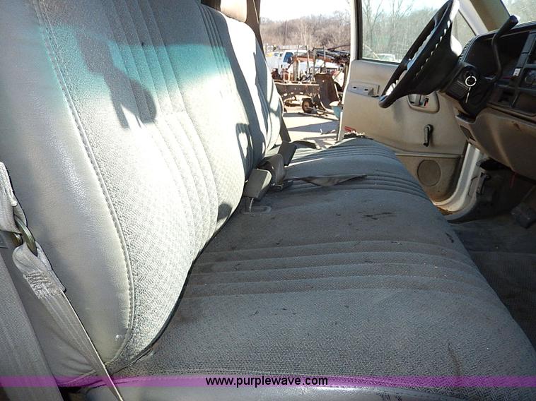 image for item H1282 2001 Chevrolet 3500 HD utility truck