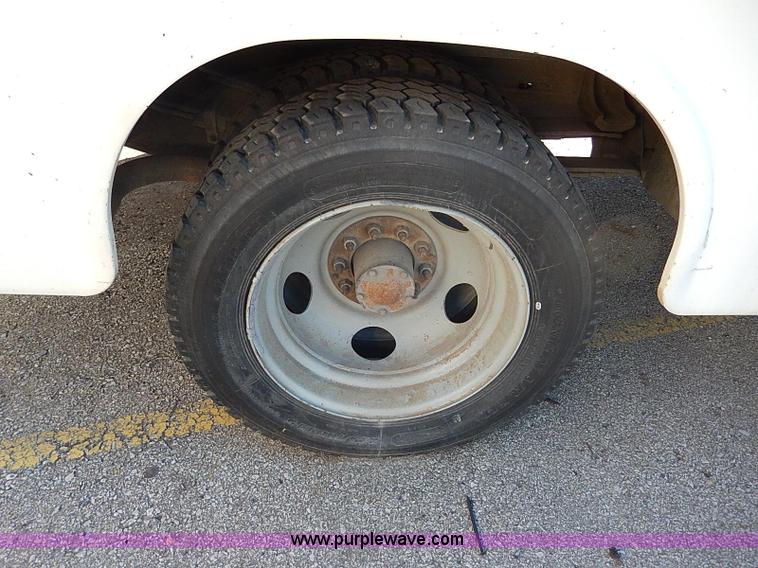 image for item H1282 2001 Chevrolet 3500 HD utility truck