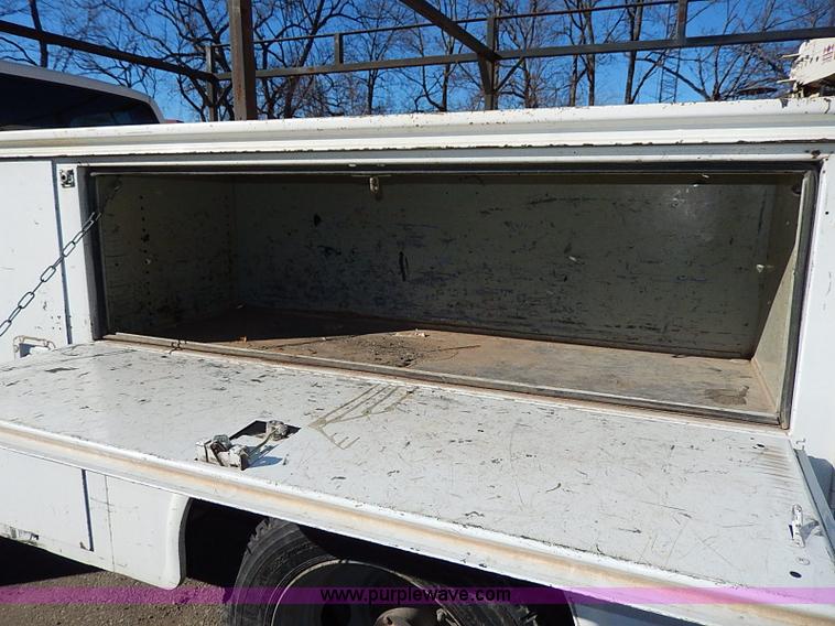 image for item H1282 2001 Chevrolet 3500 HD utility truck