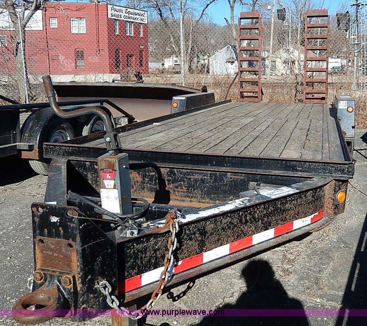 image for item H1283 2003 Towmaster T14DP trailer