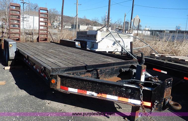 image for item H1283 2003 Towmaster T14DP trailer