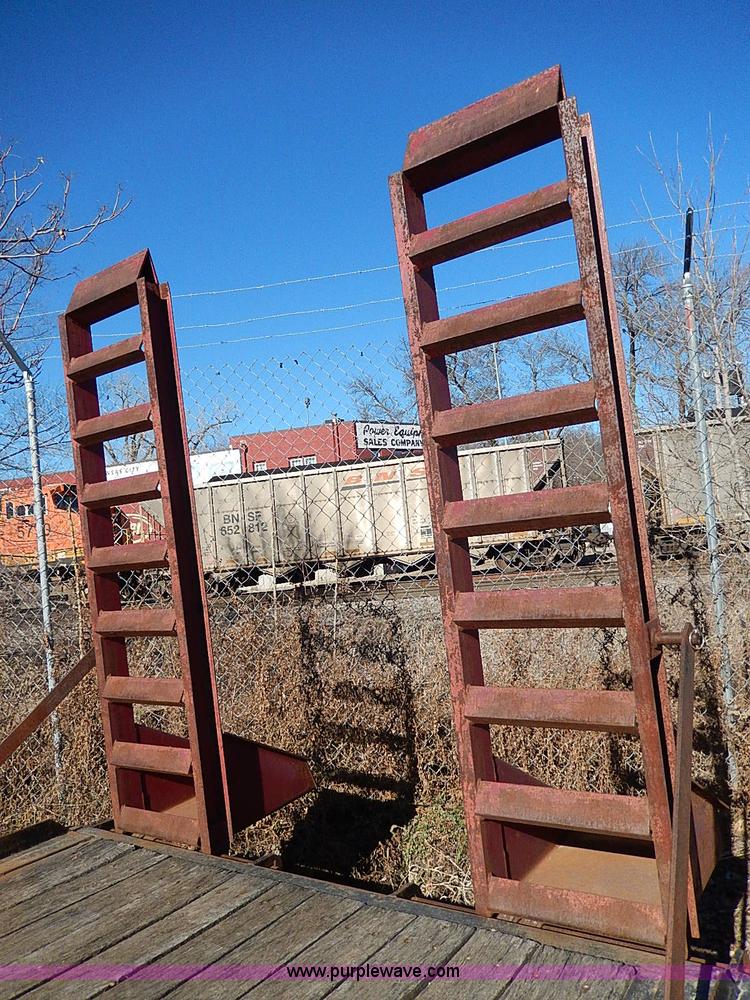 image for item H1283 2003 Towmaster T14DP trailer