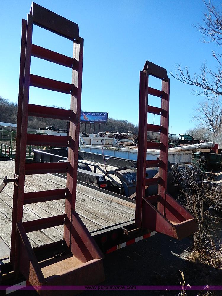 image for item H1283 2003 Towmaster T14DP trailer