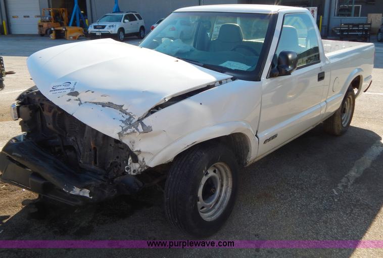 image for item H3803 1998 Chevrolet S10 pickup truck