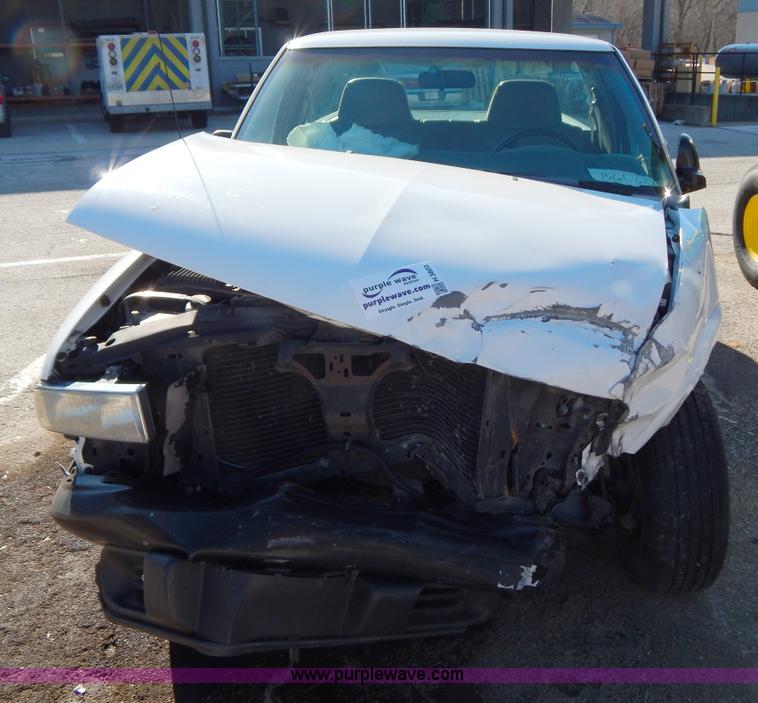 image for item H3803 1998 Chevrolet S10 pickup truck