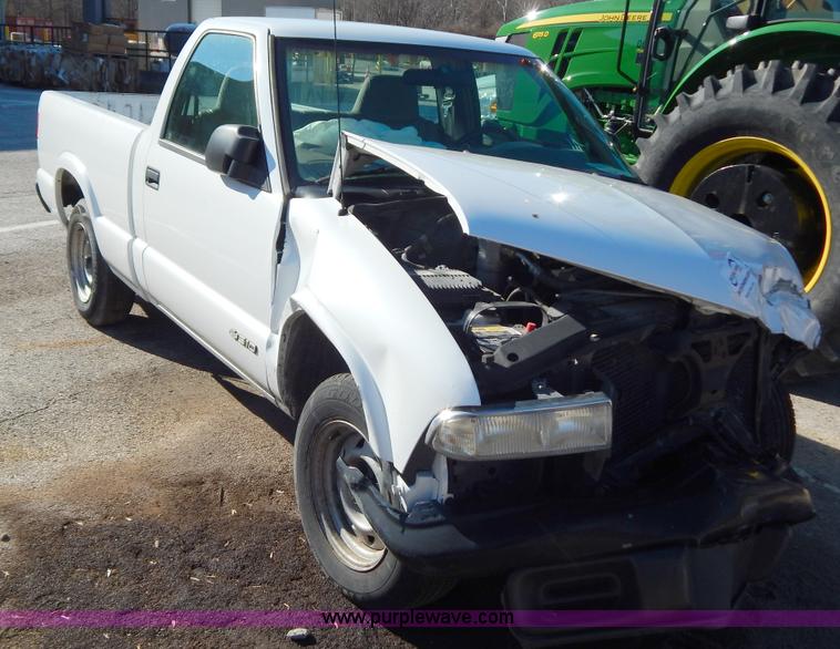 image for item H3803 1998 Chevrolet S10 pickup truck
