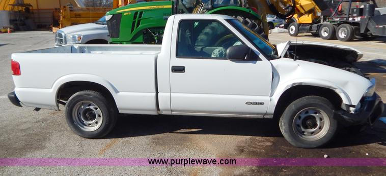 image for item H3803 1998 Chevrolet S10 pickup truck
