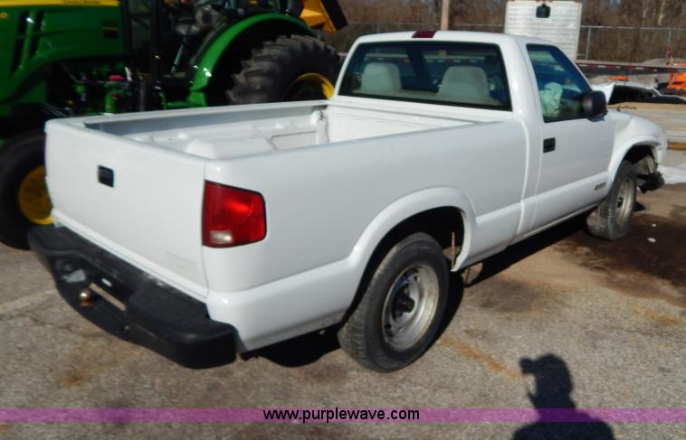image for item H3803 1998 Chevrolet S10 pickup truck