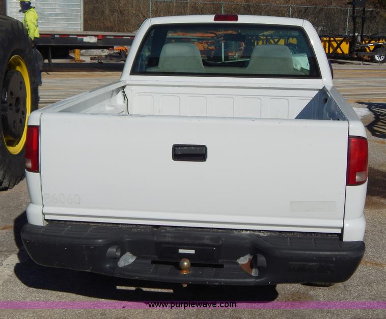 image for item H3803 1998 Chevrolet S10 pickup truck