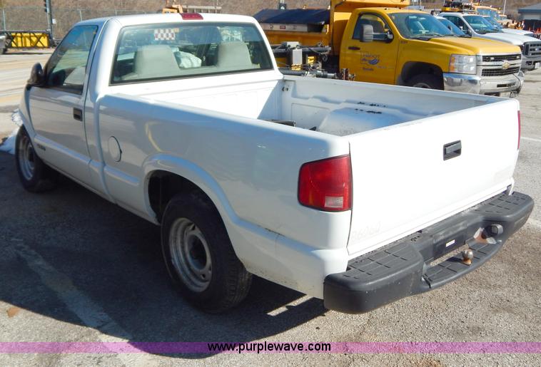 image for item H3803 1998 Chevrolet S10 pickup truck