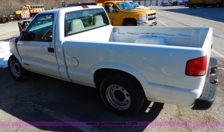 image for item H3803 1998 Chevrolet S10 pickup truck