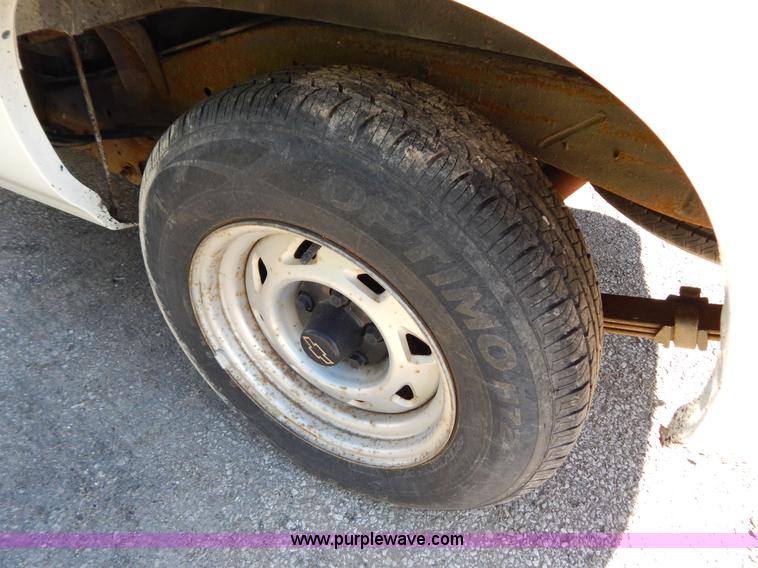 image for item H3803 1998 Chevrolet S10 pickup truck