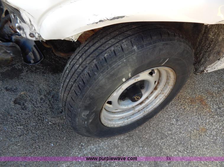 image for item H3803 1998 Chevrolet S10 pickup truck