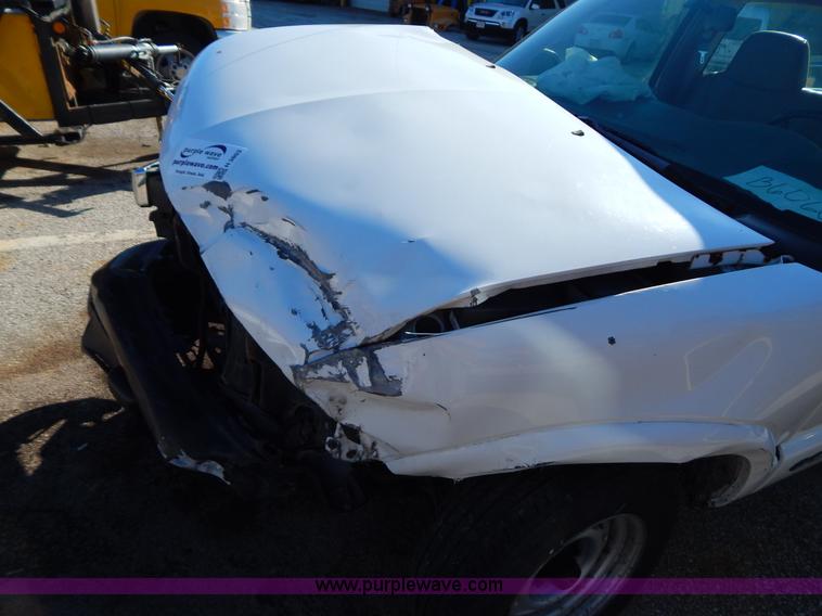 image for item H3803 1998 Chevrolet S10 pickup truck