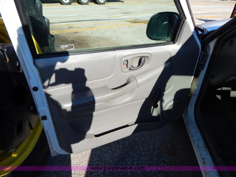 image for item H3803 1998 Chevrolet S10 pickup truck