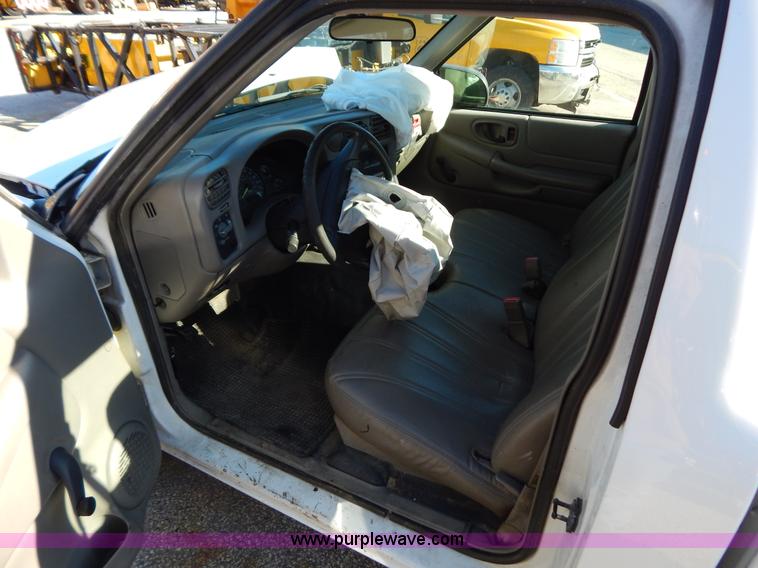 image for item H3803 1998 Chevrolet S10 pickup truck
