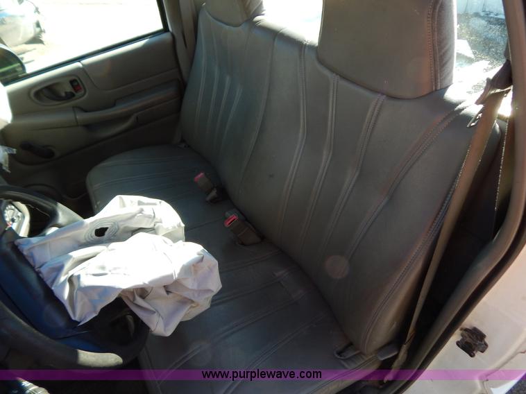 image for item H3803 1998 Chevrolet S10 pickup truck