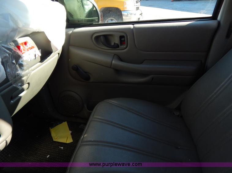 image for item H3803 1998 Chevrolet S10 pickup truck