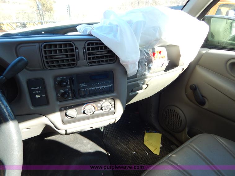 image for item H3803 1998 Chevrolet S10 pickup truck