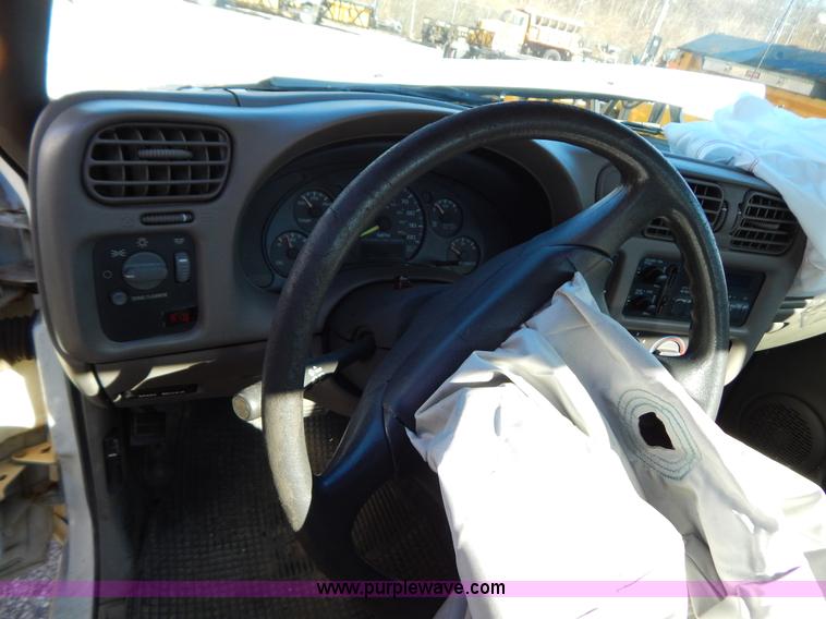 image for item H3803 1998 Chevrolet S10 pickup truck