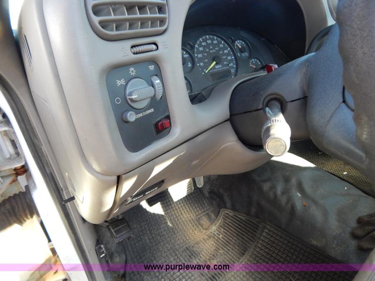 image for item H3803 1998 Chevrolet S10 pickup truck