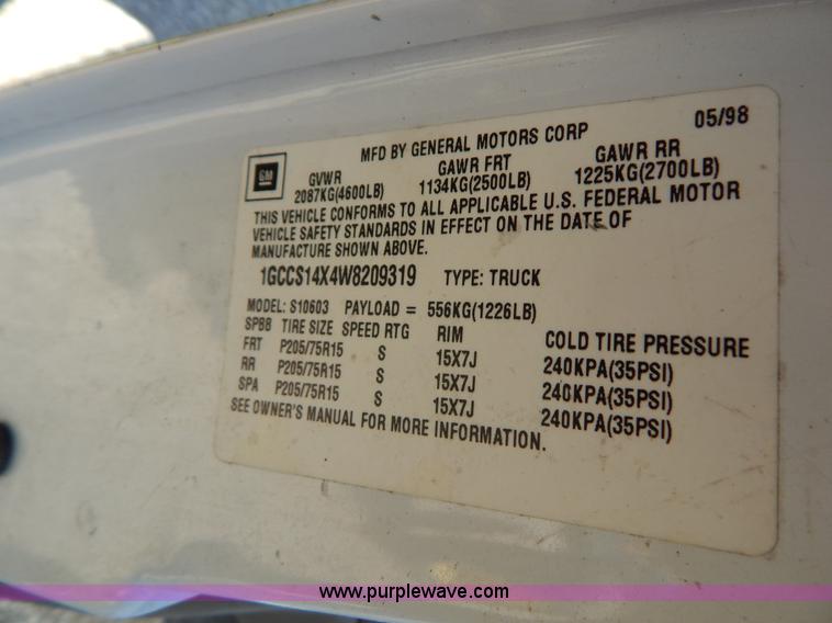 image for item H3803 1998 Chevrolet S10 pickup truck