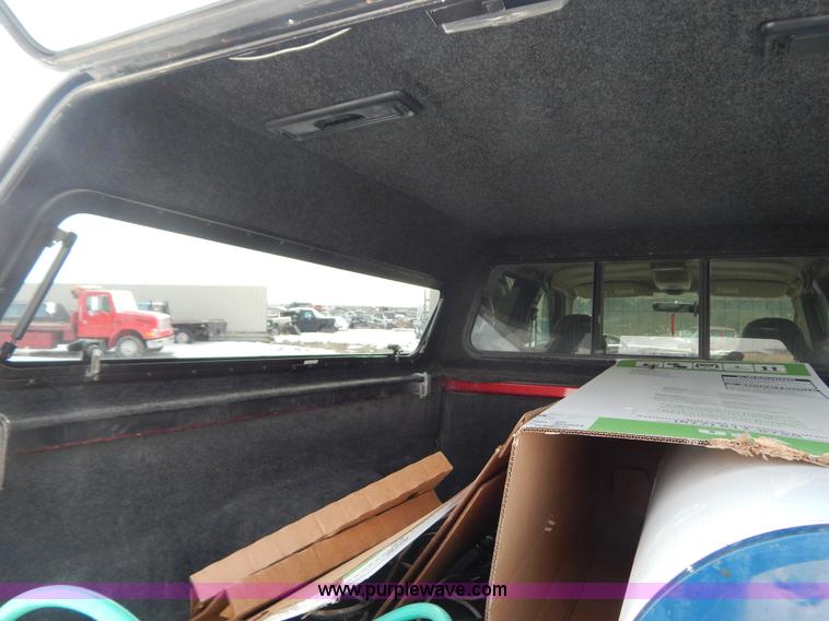 image for item H3817 2002 Ford F250 Super Duty pickup truck