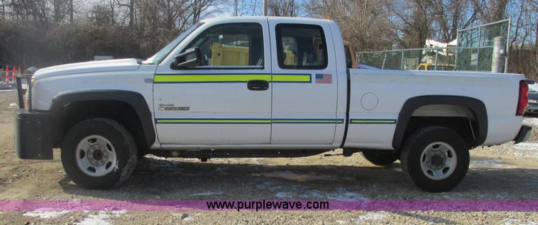 image for item H7745 2006 Chevrolet Silverado 2500HD Ext. Cab pickup truck
