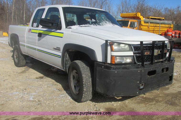 image for item H7745 2006 Chevrolet Silverado 2500HD Ext. Cab pickup truck