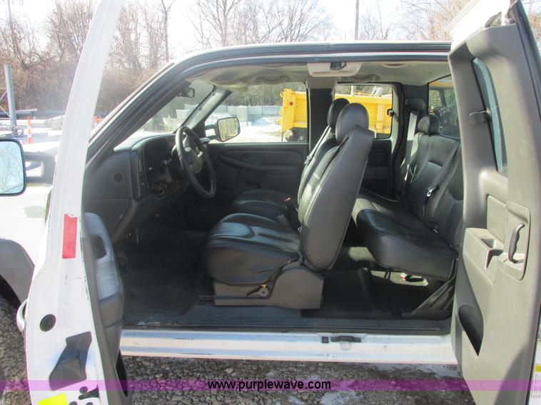 image for item H7745 2006 Chevrolet Silverado 2500HD Ext. Cab pickup truck