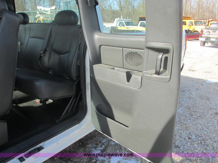 image for item H7745 2006 Chevrolet Silverado 2500HD Ext. Cab pickup truck