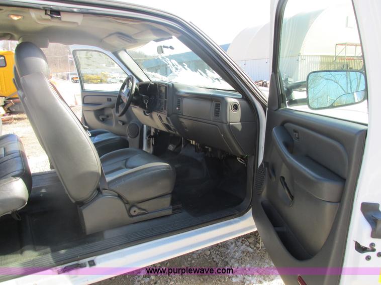 image for item H7745 2006 Chevrolet Silverado 2500HD Ext. Cab pickup truck