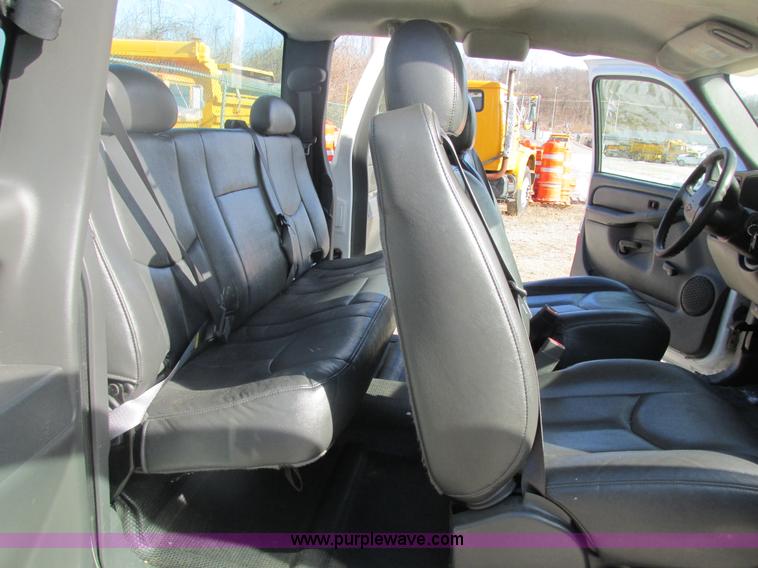 image for item H7745 2006 Chevrolet Silverado 2500HD Ext. Cab pickup truck