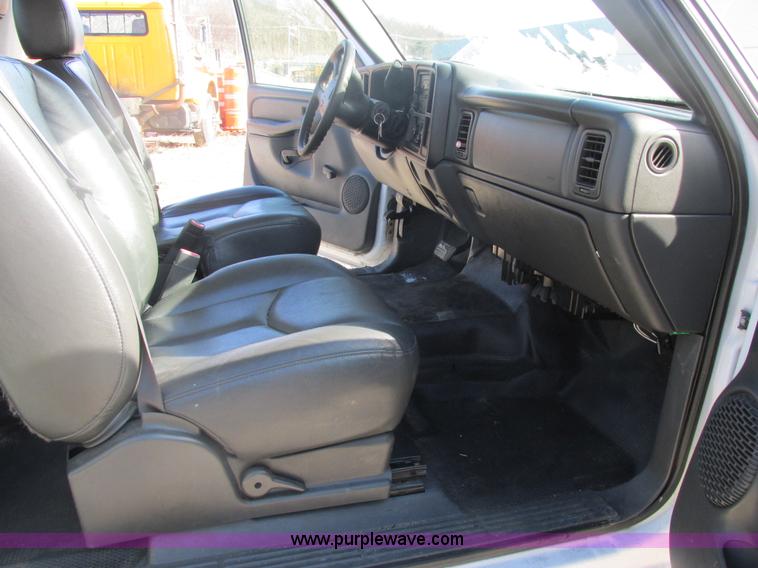 image for item H7745 2006 Chevrolet Silverado 2500HD Ext. Cab pickup truck