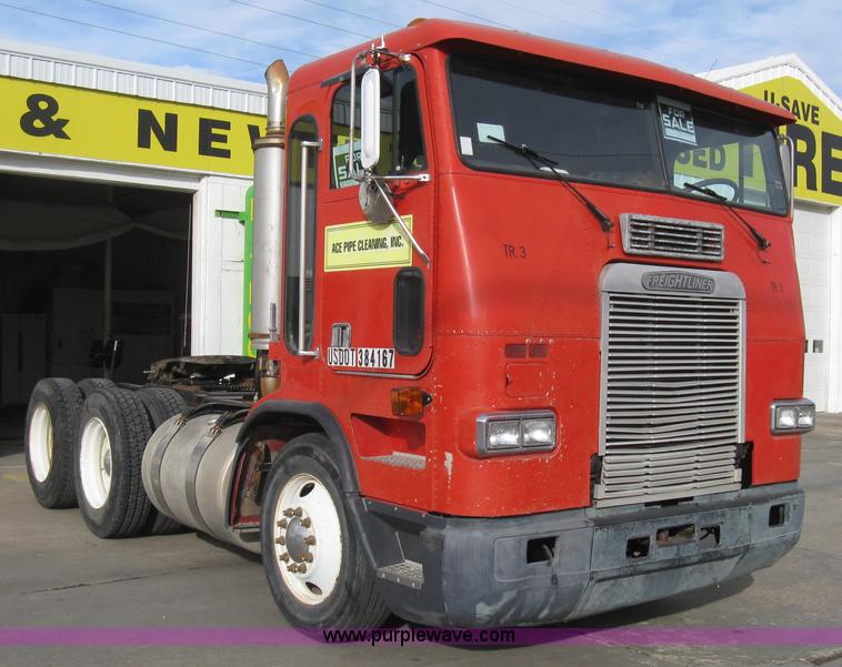 image for item I5707 1993 Freightliner FLA cab over semi truck