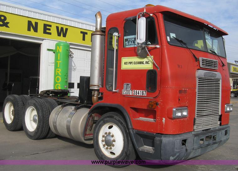 image for item I5707 1993 Freightliner FLA cab over semi truck