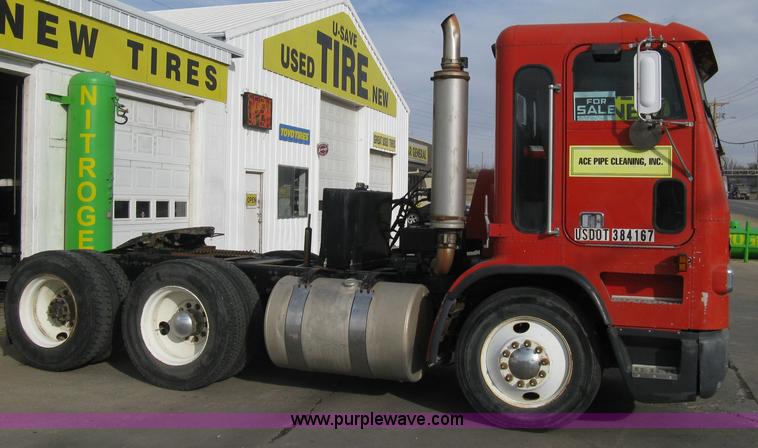 image for item I5707 1993 Freightliner FLA cab over semi truck