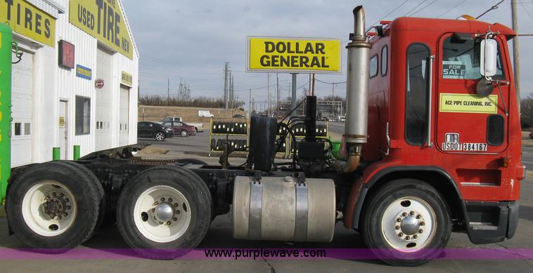 image for item I5707 1993 Freightliner FLA cab over semi truck