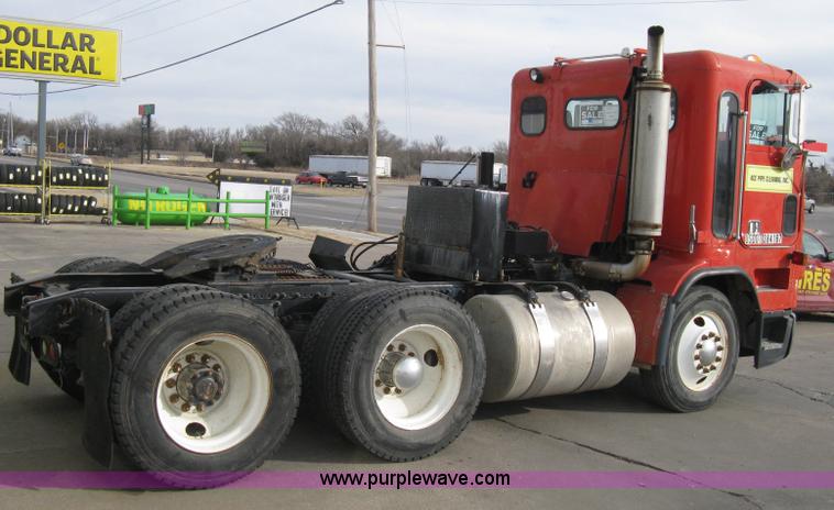 image for item I5707 1993 Freightliner FLA cab over semi truck