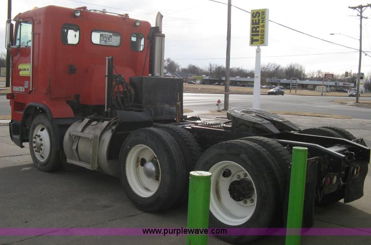 image for item I5707 1993 Freightliner FLA cab over semi truck