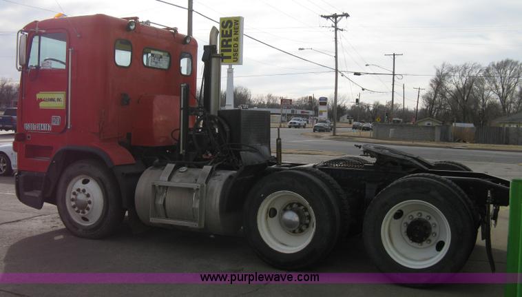 image for item I5707 1993 Freightliner FLA cab over semi truck
