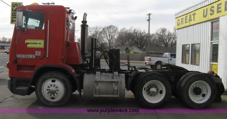 image for item I5707 1993 Freightliner FLA cab over semi truck