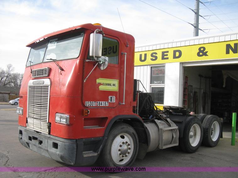 image for item I5707 1993 Freightliner FLA cab over semi truck